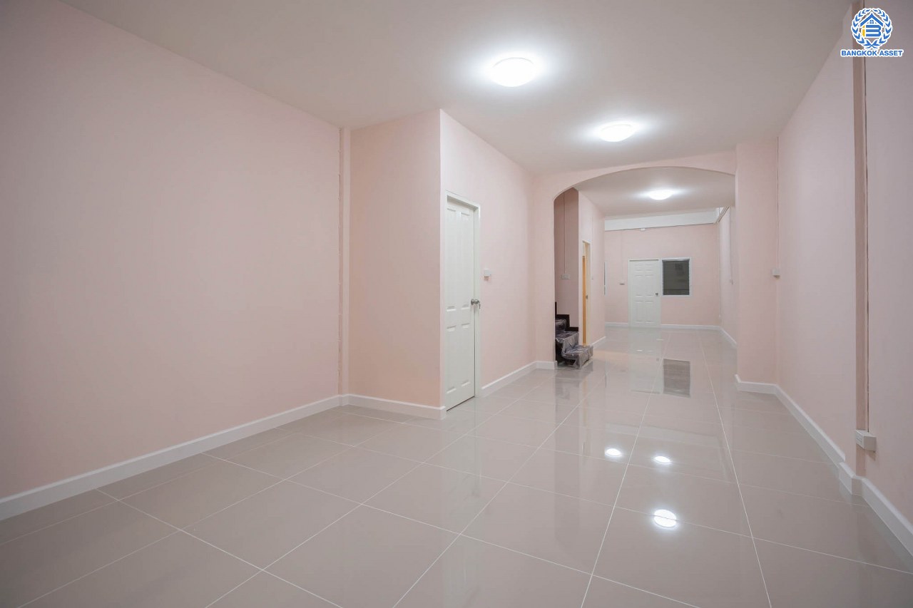 บ้านมือสองตกแต่งใหม่ โครงการ ราณี4 แจ้งวัฒนะ เนื้อที่ 23 ตร.ว. ฟังก์ชัน 2 ห้องนอน 2 ห้องน้ำ จอดรถได้ 1 คัน รองรับทุกกิจกรรม บนทำเลเชื่อมต่อหลายเส้นทาง ใกล้สนามบินดอนเมือง จุดขึ้นทางด่วน "โทลล์เวย์ดอนเมือง" และรถไฟฟ้าสายสีแดง "สถานีหลักสี่"